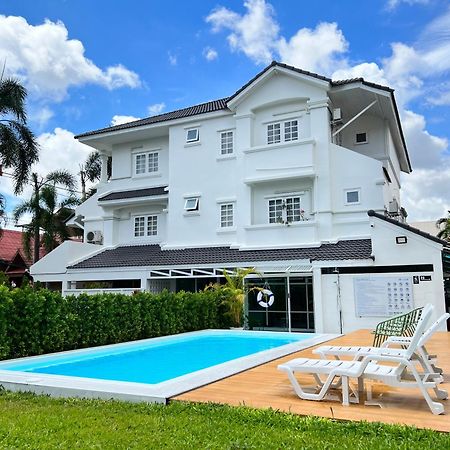 Mini-Me Hubs, Charm Suites & Pool In Old City Chiang Mai Luaran gambar