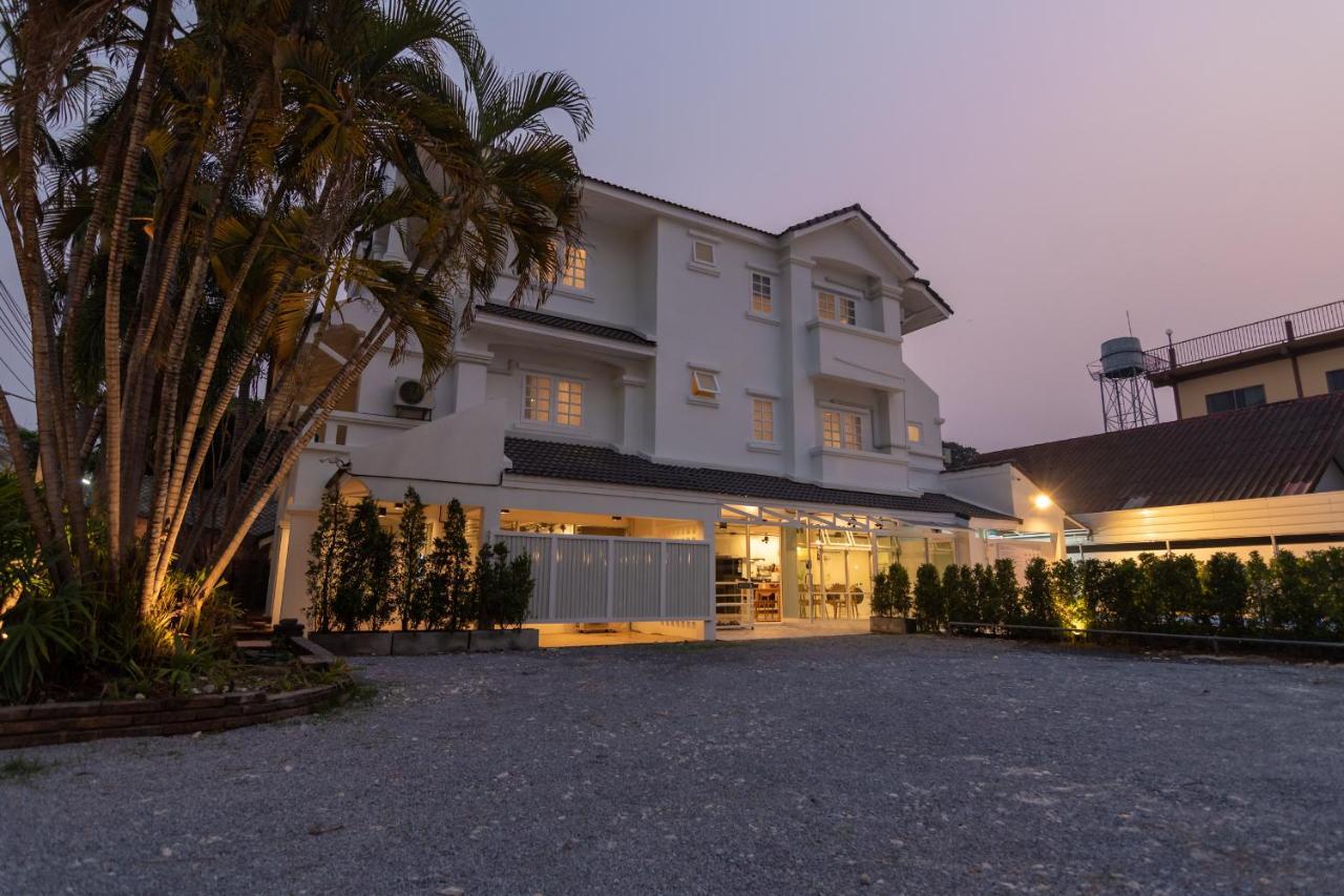 Mini-Me Hubs, Charm Suites & Pool In Old City Chiang Mai Luaran gambar