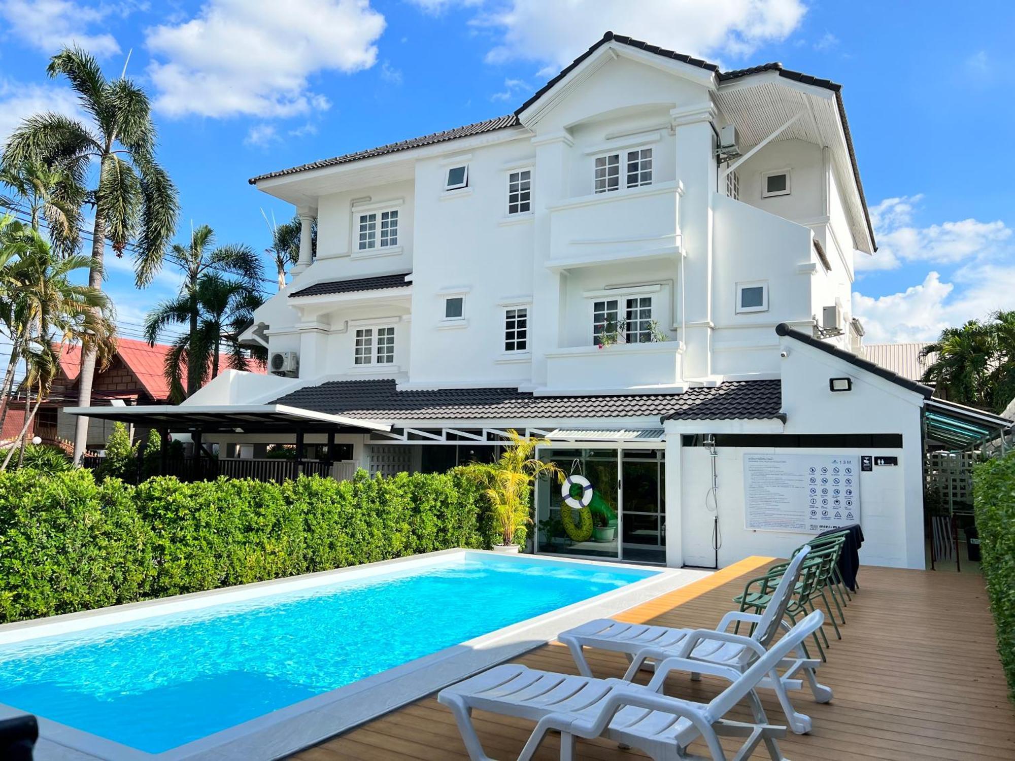 Mini-Me Hubs, Charm Suites & Pool In Old City Chiang Mai Luaran gambar